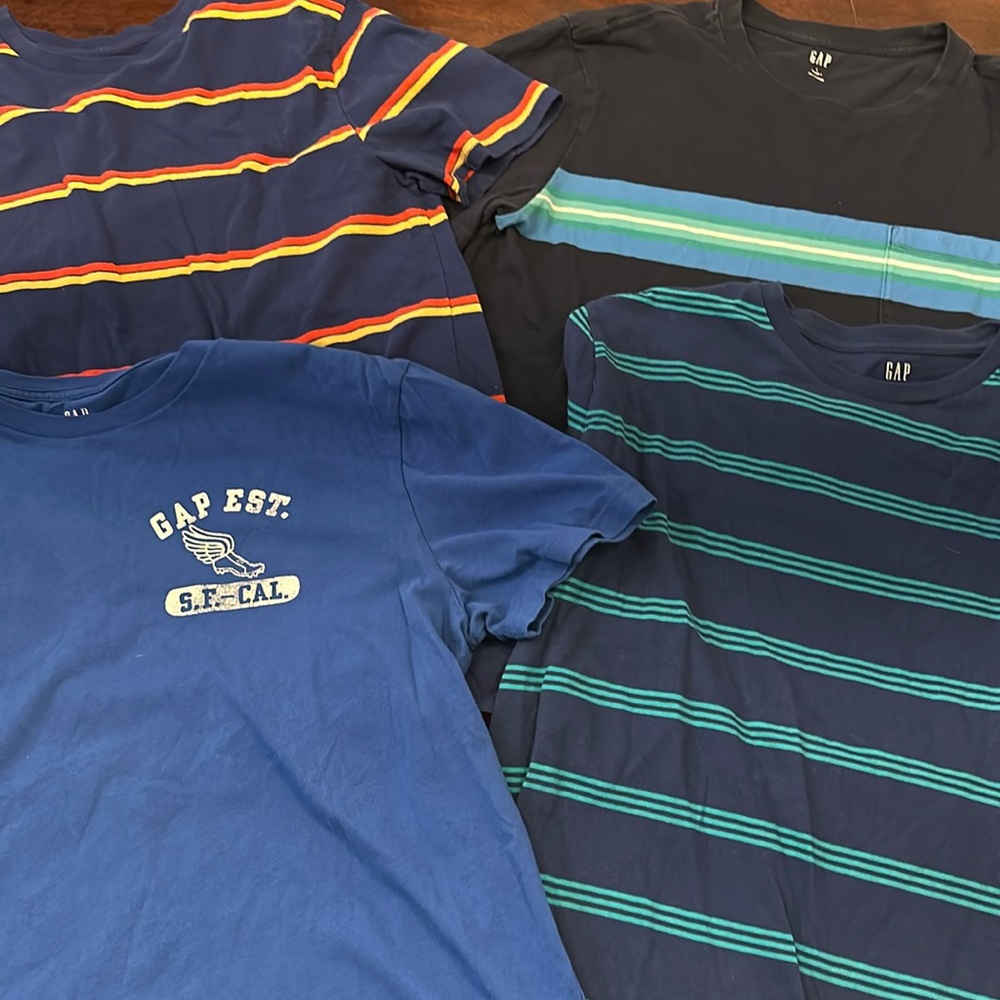 Gap Bundle- 4 tees all size large